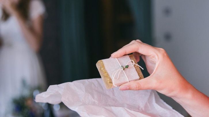 5 Memorable Gifts to Give Your Wedding Guests